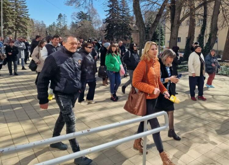 Протест и напрежение в Перник заради самозаселили се роми