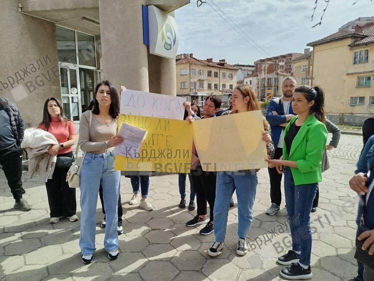 Майки протестират пред НОИ – Кърджали. Питат защо трябва да връщат хиляди левове от майчинства