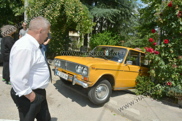 Джип блъсна ретро „Лада“ и тя потегли по стълби край заведение в Хасково
