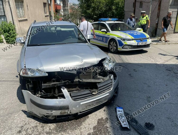 Водач на „Мерцедес“ не видя знак и катастрофира с „Фолксваген“ в Хасково