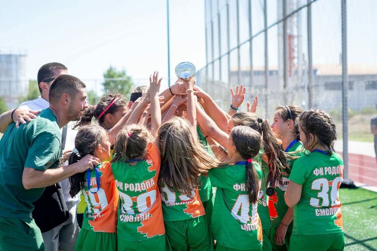 ЖФК „Родопа“ Смолян предлага безплатни тренировки по футбол за момичета, родени през 2018 г.
