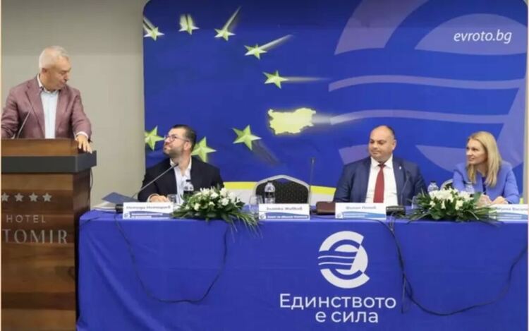 В името на еврото жужат дронове, летят цени и певци песни за него пеят