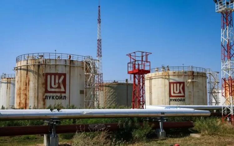 Управляващите товарят бюджета с 2 млрд. евро за покупка на „Лукойл“