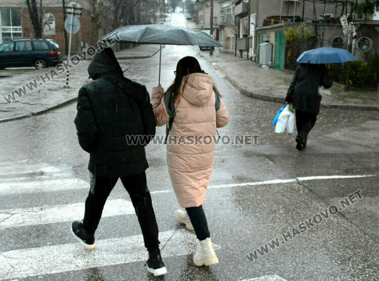Облачно и дъждовно време над цялата страна