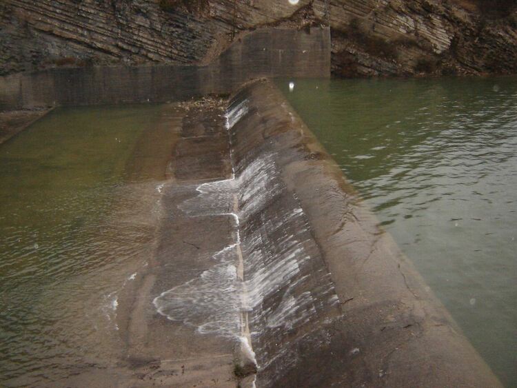 Общо 6 язовира в страната преливат