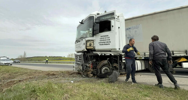 Тир аварира на АМ „Марица“ и затвори за кратко движението