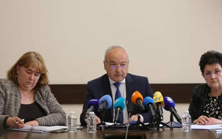 Кабинетът реже заплатите на чиновници и министри