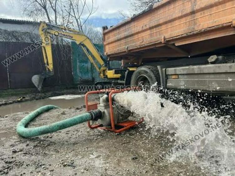 Екипи на ВиК отстраняват авария на главен водопровод в Хасково