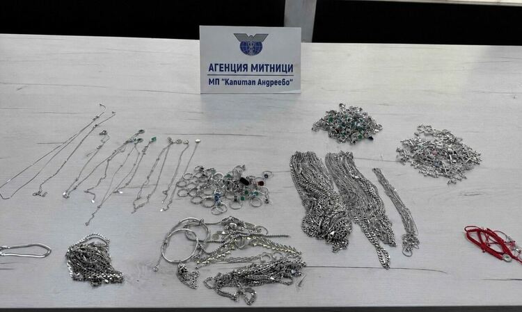 Откриха над 2 кг сребърни накити, скрити в дамската чанта на пътничка в автобус