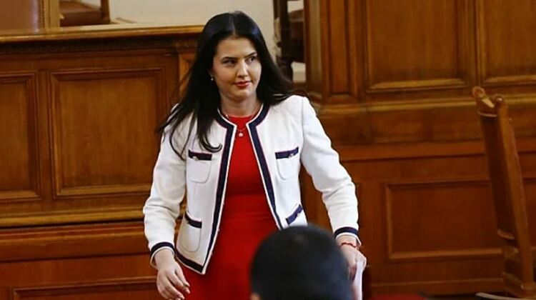 Новият пост за Десислава Трифонова: Задкулисни игри и/или кадрово недоразумение