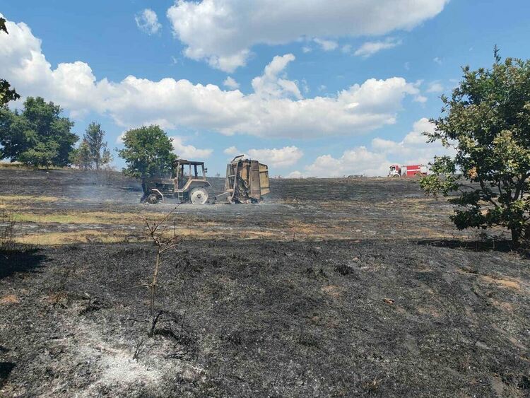 Трактор се запали при балиране на слама, огънят засегна гора