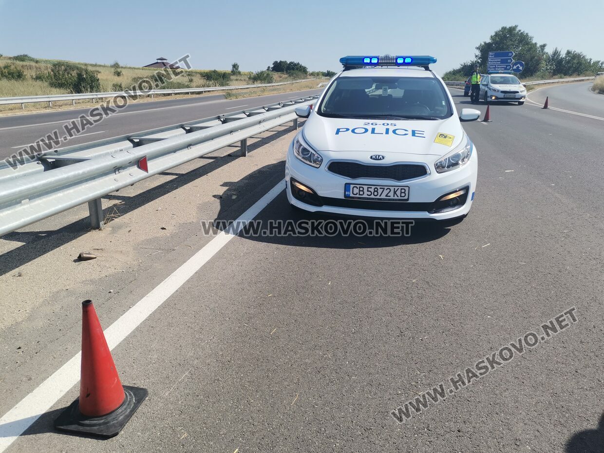 Заловиха дрогиран водач и мъж с конопени растения в двора