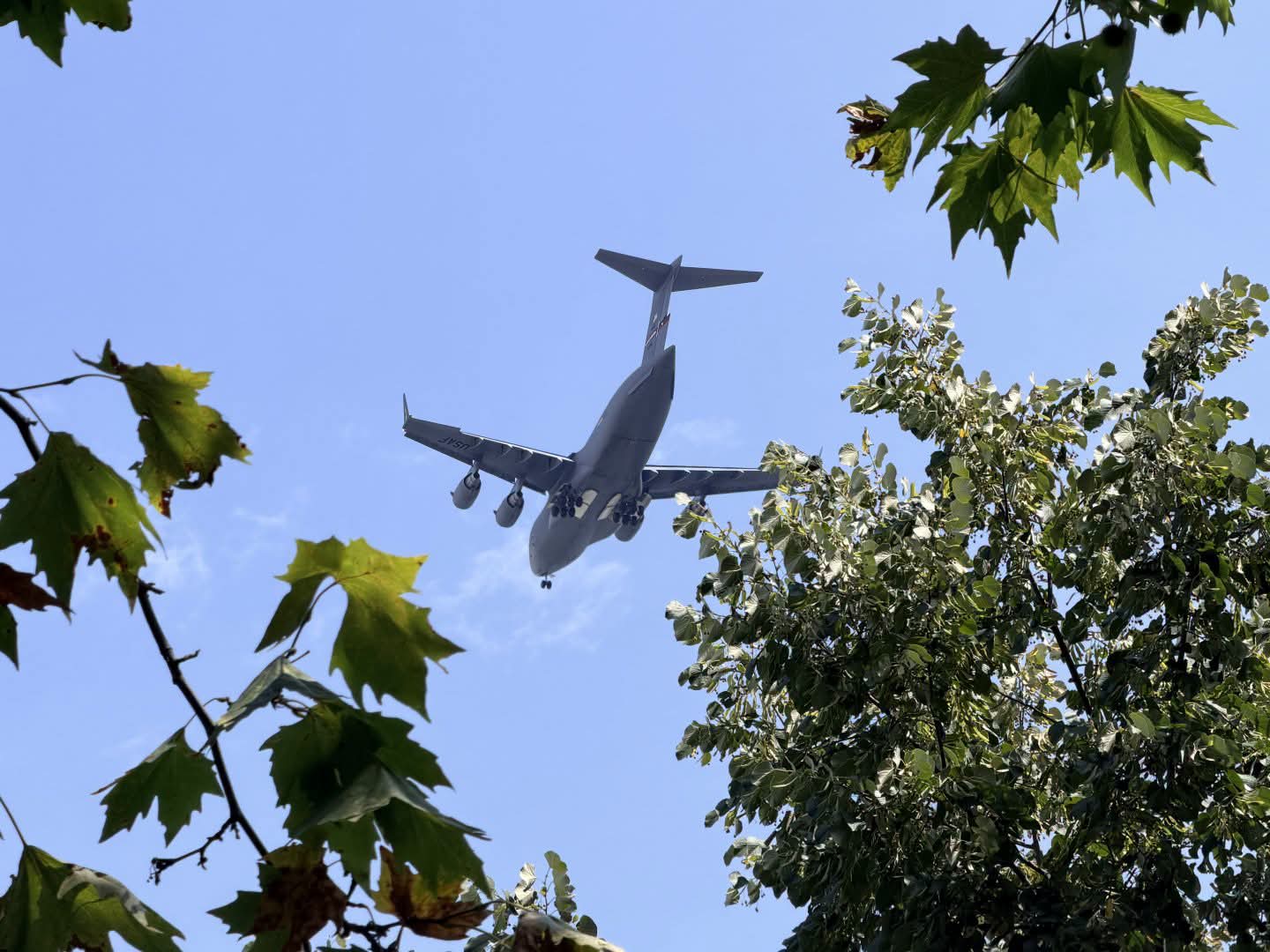 Американски военен гигант C-17 кацна на летището в Бургас, властта не коментира