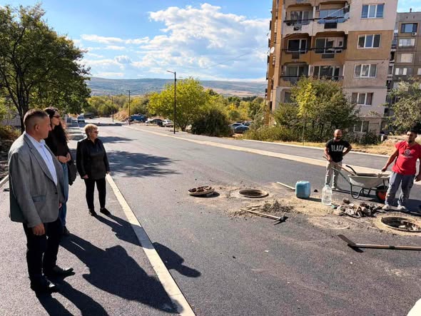 Положен е първият асфалтов слой по ул. „Търново“ в Радомир