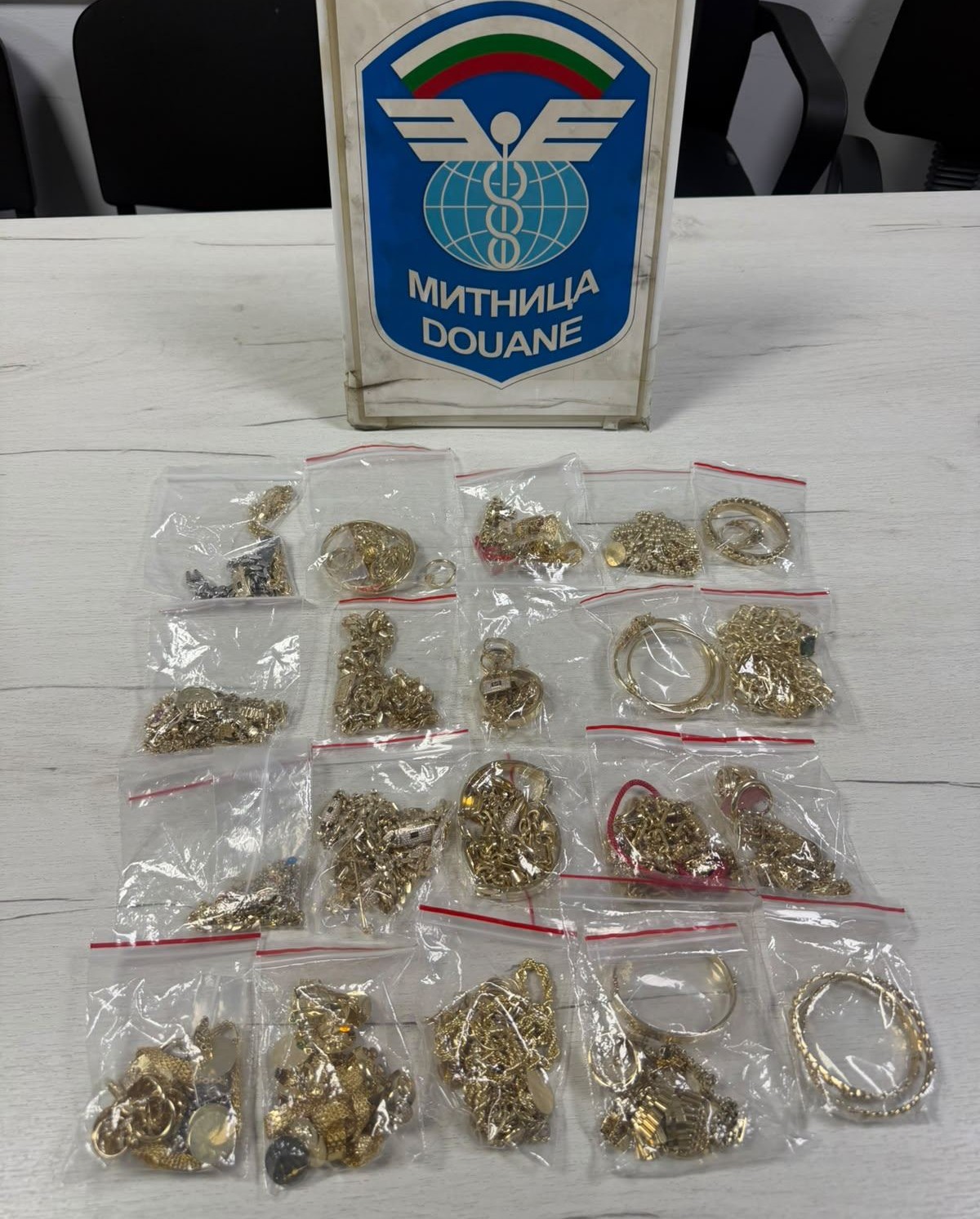 „Златен“ елек с близо килограм накити откриха митничарите на „Капитан Андреево“