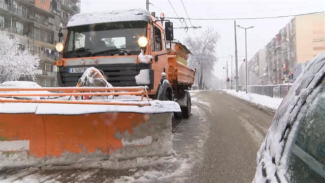Обстановката в област Хасково е усложнена след продължителните снеговалежи