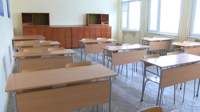 Ученици от ФСГ се жалват от студ в класните стаи