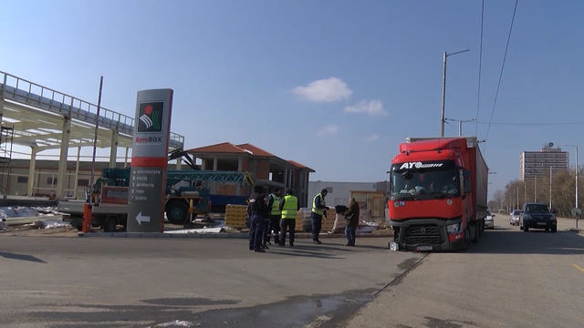 ТИР се вряза в стълб от електропреносната мрежа по бул. „Съединение“ в Хасково