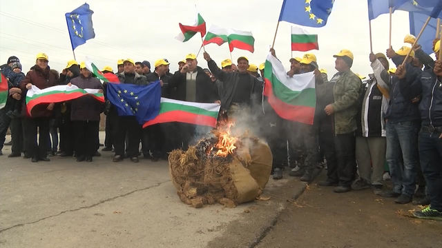 Земеделци палеха тютюн и затвориха път в знак на протест