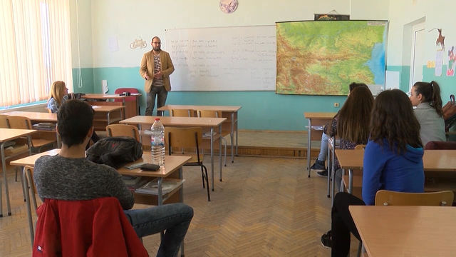 Гимназисти се запознаха с 12 популярни професии