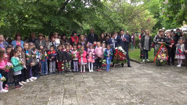 С тържествен концерт и поднасяне на венци и цветя в Димитровград отбелязаха днешния 9-ти май