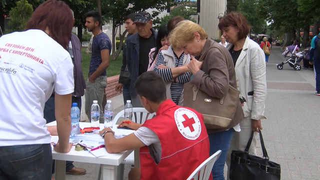 Стотици измериха безплатно кръвното си налягане, двама изпратени в Спешно отделение