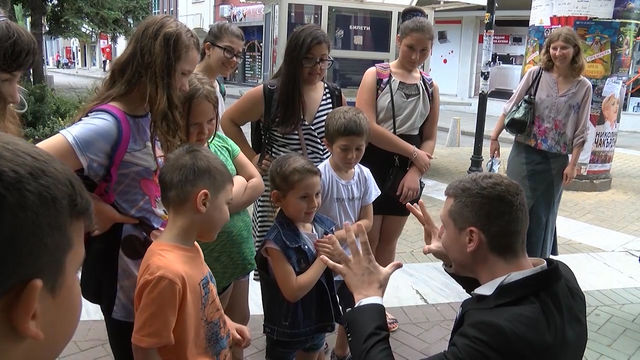 Магията оживя в центъра на Хасково. Кой е магьосникът?