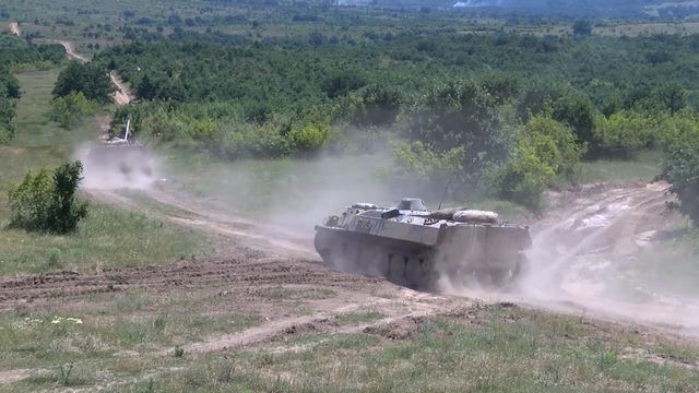 Над 600 войници и техника на военно учение на полигона в Корен