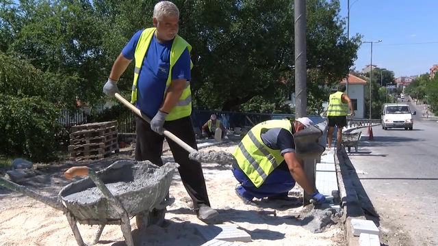 Ремонтират тротоарите в Хасково