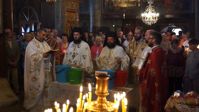 Десетки жители на смолянския квартал Райково изпълниха 180-годишната местна църква „Света Неделя“