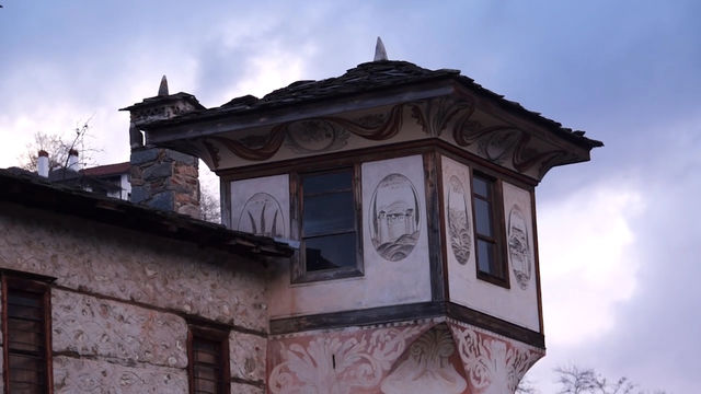 С билетчета за вход реставрират замък