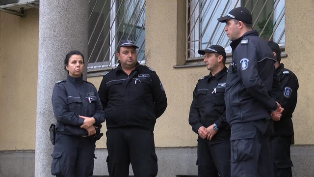 Служителите на съдебната охрана и ареста в Хасково на символичен протест