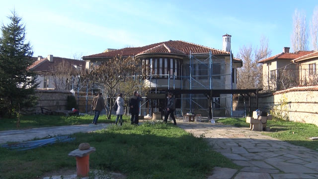 Започна дългоочаквания ремонт на фасадата на Паскалевата къща.