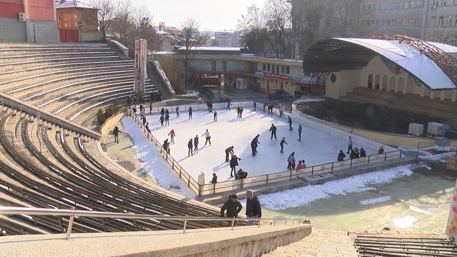Ледената пързалка в Хасково отвори врати