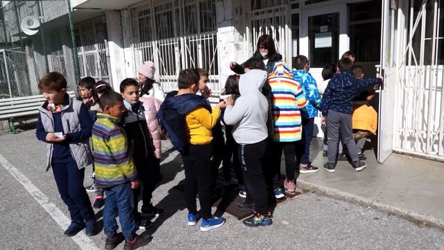 Децата в Смолян: "Искаме в училище, не ни харесва да учим през компютър"